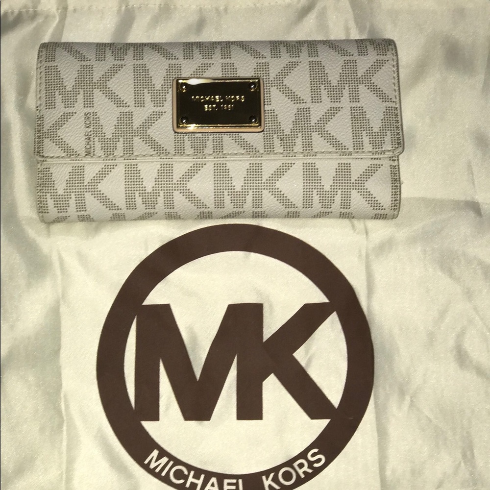 Micheal Kors Medium Convertible Satchel w/ wallet - Picture 4 of 4